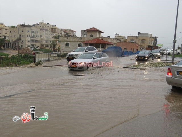 كفرقاسم – فيديو: العواصف والامطار الغزيرة تصل دوار توفيق طوبي وتغمره بالمياه وتعطل حركة السير هناك .